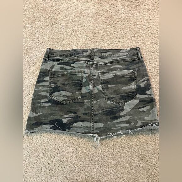 Express Mid Rise Raw Cut Camo Mini Skirt - Picture 3 of 6